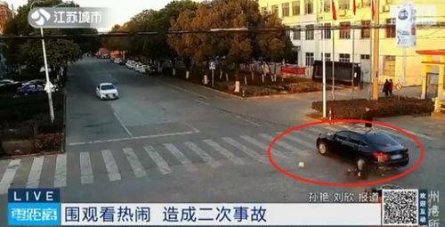 骑车吃瓜被撞,安全意识警钟长鸣